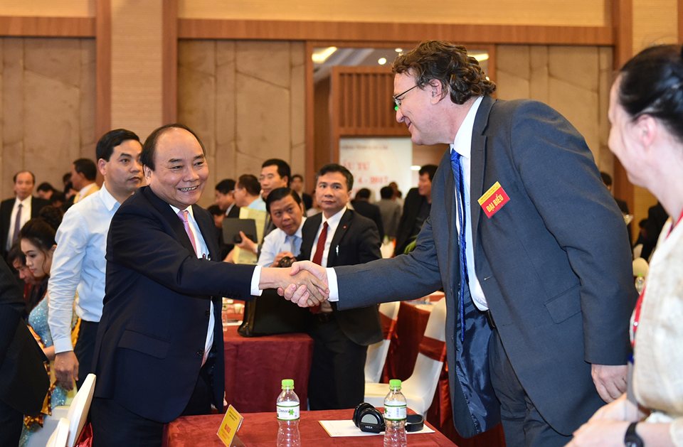 Thủ tướng và các nhà đầu tư tham dự Hội nghị. Ảnh: VGP/Quang Hiếu